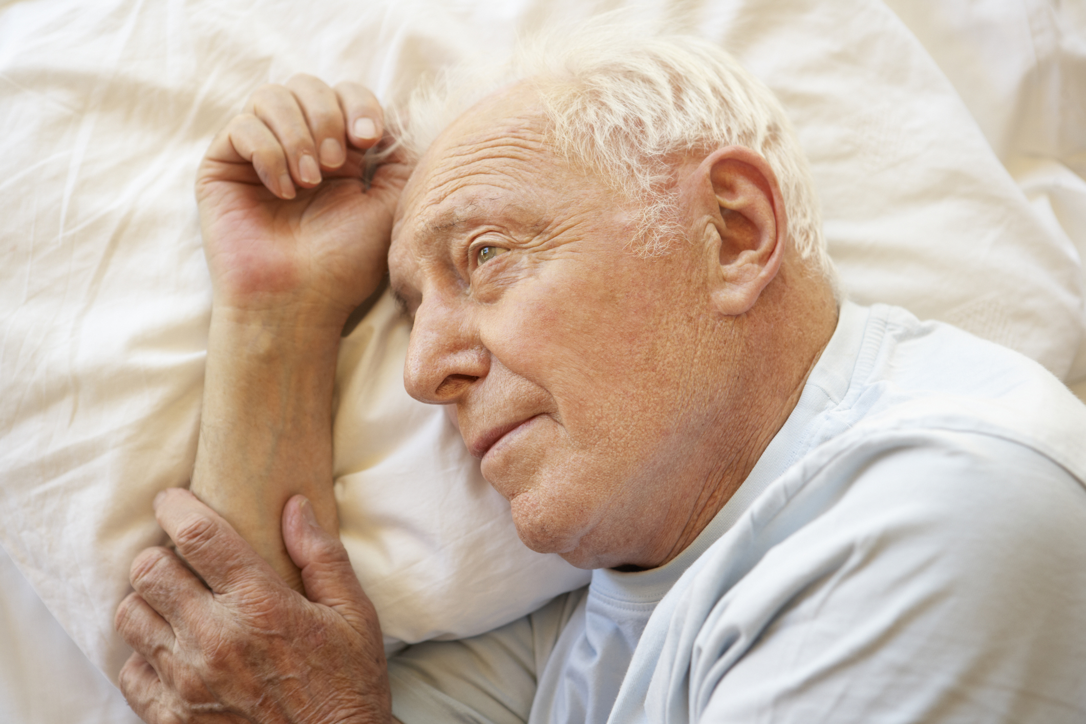 У пожилых людей снижается. Бессонница у пожилых. Сон пожилых. Пожилые люди. Нарушение сна у пожилых.